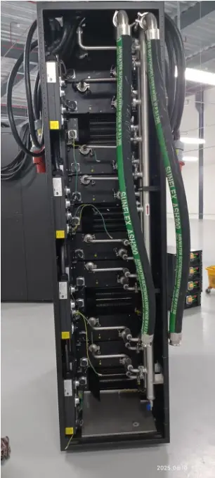 Rear liquid connections and manifolds on a full-liquid AI rack emulator